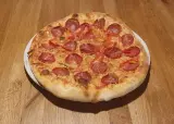 12. Salámová pizza (640 g)