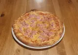 8. Šunková pizza (630 g)